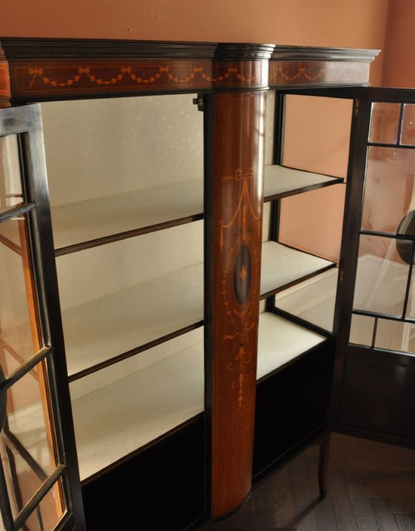 アンティークのキャビネット　アンティーク家具　マホガニー材のアンティーク家具、象嵌が美しいショーケース。２枚の扉なので、扉を開いたときも美しいです。(j-1262-f)