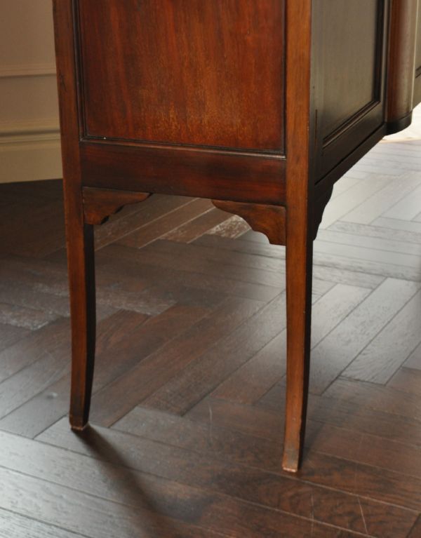 アンティークのキャビネット　アンティーク家具　マホガニー材のアンティーク家具、象嵌が美しいショーケース。安定感のある脚がしっかり支えます。(j-1262-f)