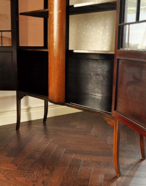 アンティークのキャビネット　アンティーク家具　マホガニー材のアンティーク家具、象嵌が美しいショーケース。最下段は、板戸になっているので、中身が見えません。(j-1262-f)