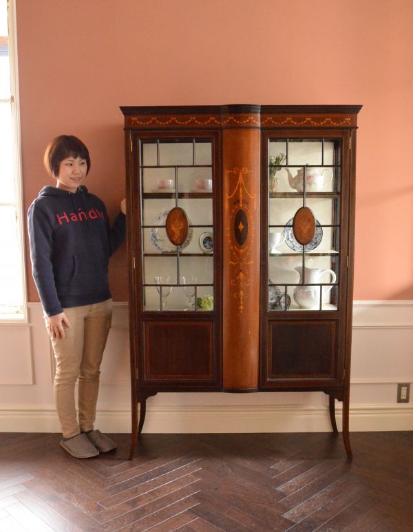 アンティークのキャビネット　アンティーク家具　マホガニー材のアンティーク家具、象嵌が美しいショーケース。ショーケースのように、お気に入りの雑貨や食器を並べてみましょう。(j-1262-f)