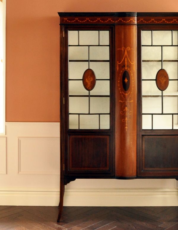 アンティークのキャビネット　アンティーク家具　マホガニー材のアンティーク家具、象嵌が美しいショーケース。リビングや寝室、玄関などで試してみてください。(j-1262-f)