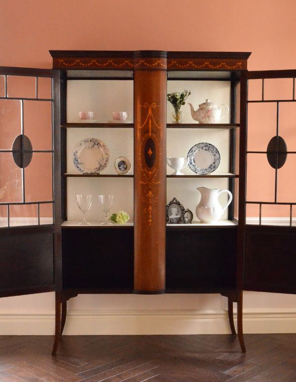 アンティークのキャビネット　アンティーク家具　マホガニー材のアンティーク家具、象嵌が美しいショーケース。食器や写真立て、本やDVDなどなど、たくさん飾ればディスプレイの幅が広がります！ガラスが大きいので、中に飾ったものがいい感じに見えてオシャレになります。(j-1262-f)