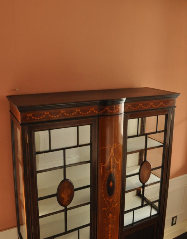 アンティークのキャビネット　アンティーク家具　マホガニー材のアンティーク家具、象嵌が美しいショーケース。ピカピカにお直ししました。(j-1262-f)
