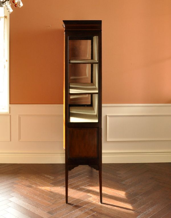 アンティークのキャビネット　アンティーク家具　マホガニー材のアンティーク家具、象嵌が美しいショーケース。横から見ると意外とスッキリしています。(j-1262-f)