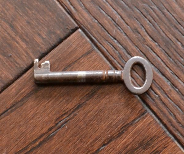 アンティークのキャビネット　アンティーク家具　マホガニー材のアンティーク家具、象嵌が美しいショーケース。アンティークの可愛い鍵です。(j-1262-f)