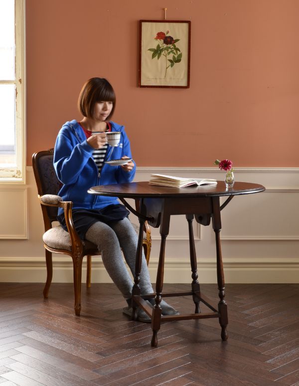 アンティーク家具　1920年代のアンティーク家具、イギリスのバタフライテーブル。テーブルにしてはコンパクトなサイズです。(j-1263-f)