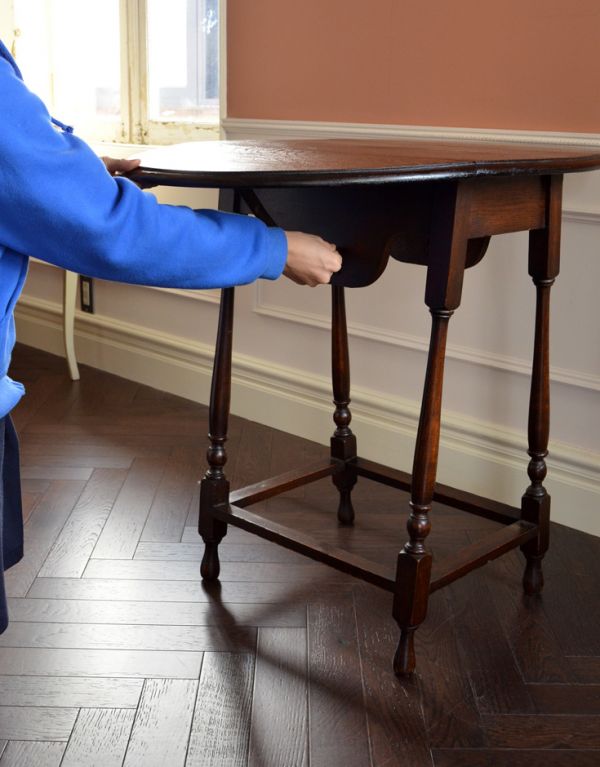 アンティーク家具　1920年代のアンティーク家具、イギリスのバタフライテーブル。バーを引っ張り出すだけなので、組み立ても簡単！女性の力で大丈夫です。(j-1263-f)