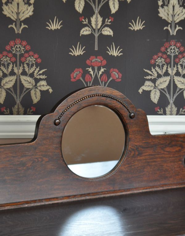 アンティークのキャビネット アンティーク家具 おしゃれな木製のアンティーク家具、ミラー付きのサイドボード。キレイにメンテナンスをしていますが、アンティークのため、多少汚れが残っています。(j-1268-f)