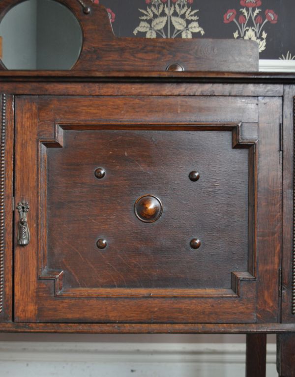 アンティークのキャビネット アンティーク家具 おしゃれな木製のアンティーク家具、ミラー付きのサイドボード。凹凸のある装飾が遠くから見ても存在感のあるキャビネットを演出してくれます。(j-1268-f)