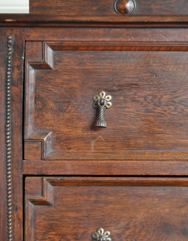 アンティークのキャビネット アンティーク家具 おしゃれな木製のアンティーク家具、ミラー付きのサイドボード。ドロップ形がオシャレな引き出しの取っ手です。(j-1268-f)