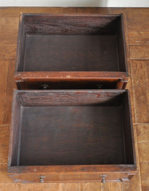 アンティークのキャビネット アンティーク家具 おしゃれな木製のアンティーク家具、ミラー付きのサイドボード。引き出しは2杯付いています。(j-1268-f)