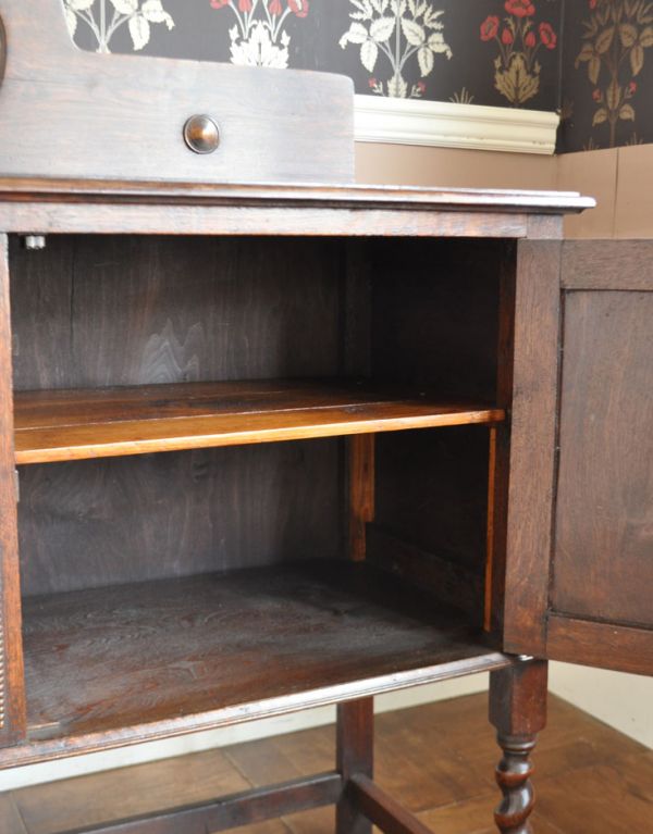 アンティークのキャビネット アンティーク家具 おしゃれな木製のアンティーク家具、ミラー付きのサイドボード。生活感のあるものは、引き出しと扉の奥に何でも収納しちゃいましょう。(j-1268-f)