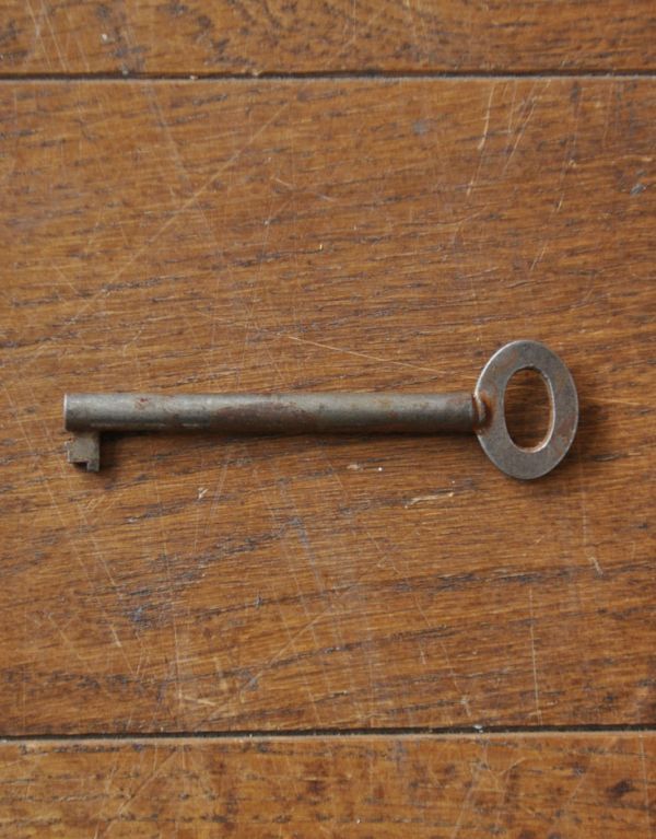 アンティークのキャビネット アンティーク家具 おしゃれな木製のアンティーク家具、ミラー付きのサイドボード。アンティークの鍵です。(j-1268-f)