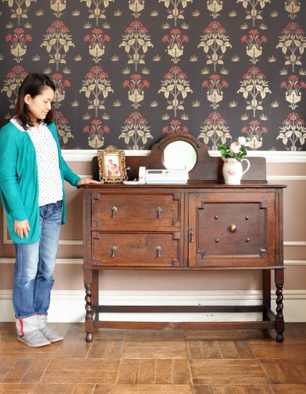 アンティークのキャビネット アンティーク家具 おしゃれな木製のアンティーク家具、ミラー付きのサイドボード。リビングで電話などの置き場所として使っても最適です。(j-1268-f)