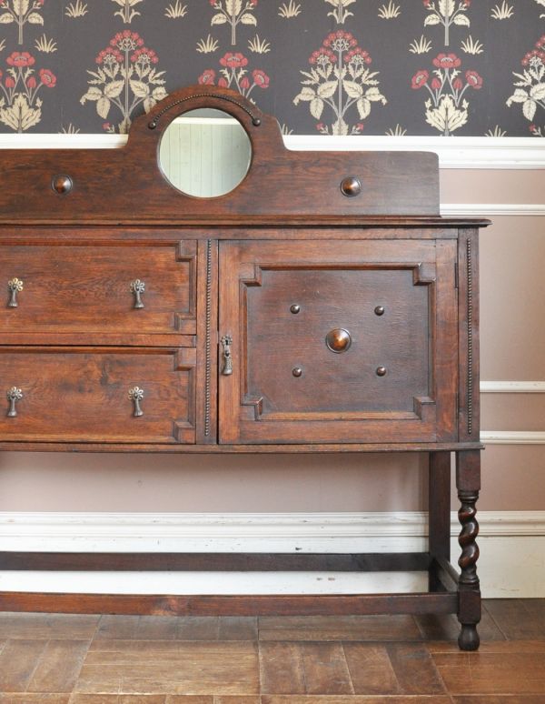 アンティークのキャビネット アンティーク家具 おしゃれな木製のアンティーク家具、ミラー付きのサイドボード。扉や引き出しのデザインが大人っぽくて素敵です。(j-1268-f)