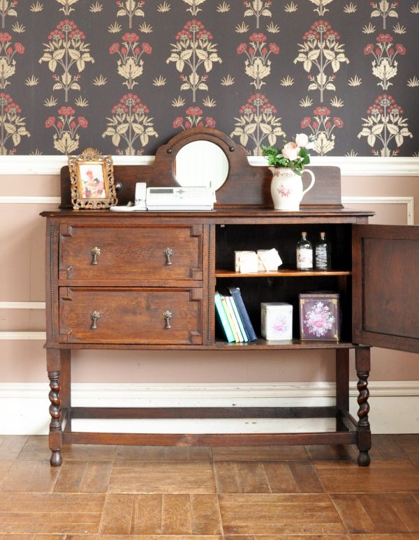 アンティークのキャビネット アンティーク家具 おしゃれな木製のアンティーク家具、ミラー付きのサイドボード。棚板があるので、整理しやすいです。(j-1268-f)