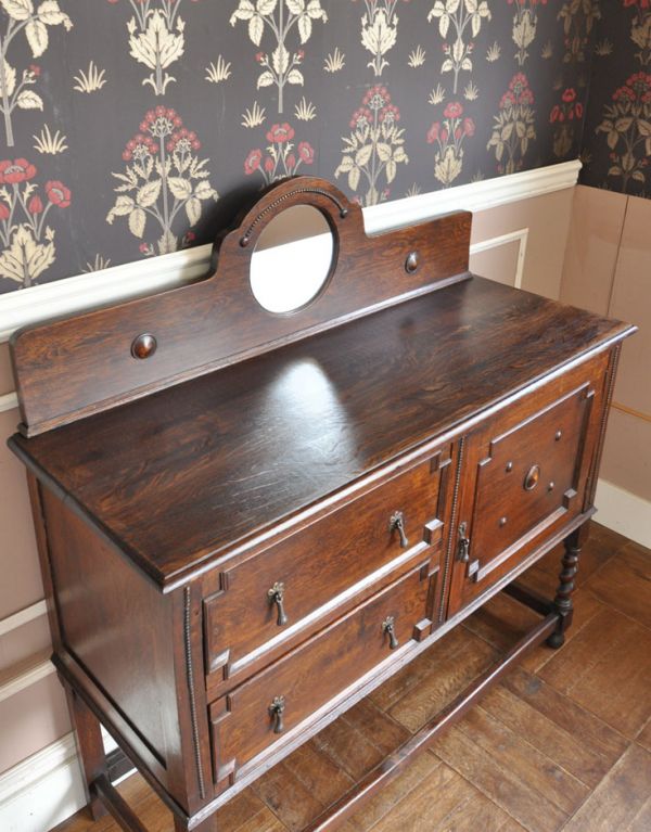 アンティークのキャビネット アンティーク家具 おしゃれな木製のアンティーク家具、ミラー付きのサイドボード。天板もピカピカにお直ししました。(j-1268-f)