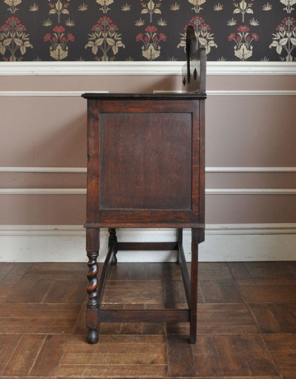 アンティークのキャビネット アンティーク家具 おしゃれな木製のアンティーク家具、ミラー付きのサイドボード。脚が長くてスッキリと見えるデザインのサイドボードです。(j-1268-f)