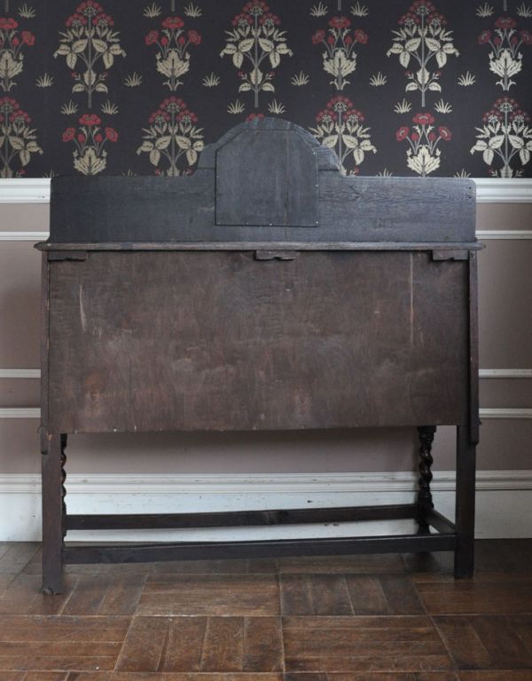 アンティークのキャビネット アンティーク家具 おしゃれな木製のアンティーク家具、ミラー付きのサイドボード。キチンとメンテナンスをしているので、裏もキレイな状態です。(j-1268-f)