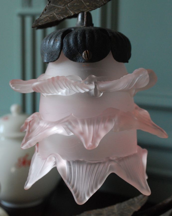 スタンドライト　照明・ライティング　大理石×薔薇の装飾が美しい・・・フランスから届いたテーブルランプ、ガラスシェード付き（Ｅ17丸球付）。花びらのフリルが明かりを点けるとよりキレイに灯ります。(j-127-z)