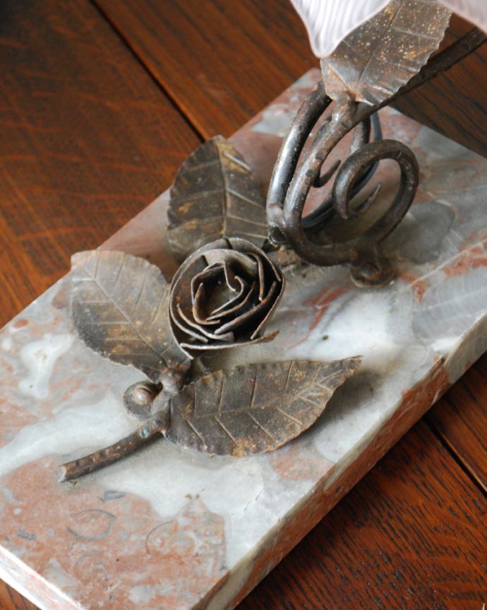 スタンドライト　照明・ライティング　大理石×薔薇の装飾が美しい・・・フランスから届いたテーブルランプ、ガラスシェード付き（Ｅ17丸球付）。大理石の上にも薔薇の装飾が付いています。(j-127-z)