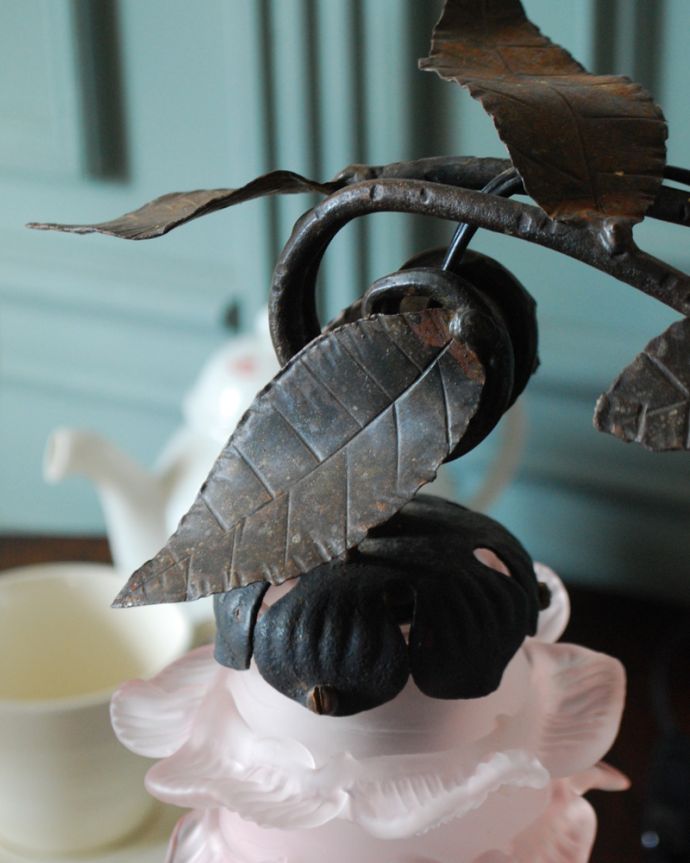 スタンドライト　照明・ライティング　大理石×薔薇の装飾が美しい・・・フランスから届いたテーブルランプ、ガラスシェード付き（Ｅ17丸球付）。アンティークのため、多少の傷がある場合がありますが、使用上問題はありませんので、ご了承下さい。(j-127-z)