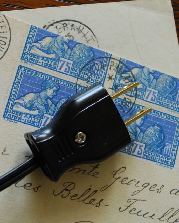 スタンドライト　照明・ライティング　大理石×薔薇の装飾が美しい・・・フランスから届いたテーブルランプ、ガラスシェード付き（Ｅ17丸球付）。黒い色のコンセントです。(j-127-z)