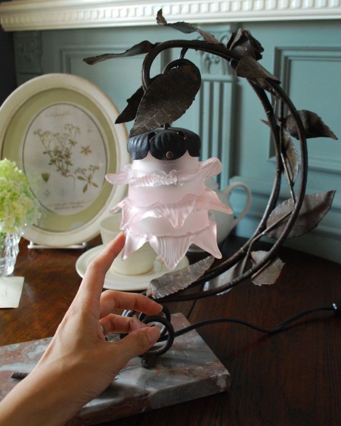 スタンドライト　照明・ライティング　大理石×薔薇の装飾が美しい・・・フランスから届いたテーブルランプ、ガラスシェード付き（Ｅ17丸球付）。このランプの明かりで、ワインを飲んだり、音楽を聴いたり…贅沢な時間を過ごせそうです。(j-127-z)