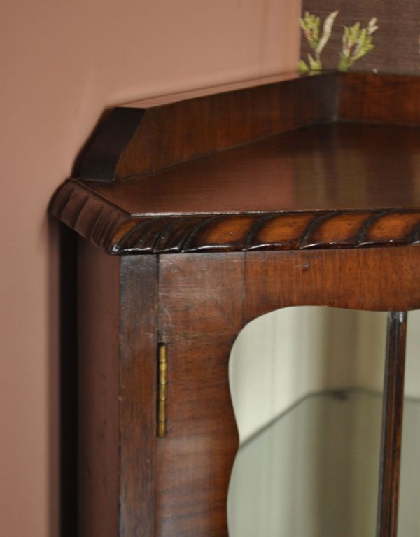 アンティークのキャビネット　アンティーク家具　小ぶりなアンティークの英国家具、コーナーガラスキャビネット。細やかで繊細な装飾。(j-1270-f)