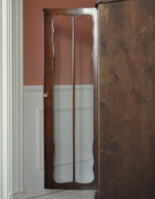 アンティークのキャビネット　アンティーク家具　小ぶりなアンティークの英国家具、コーナーガラスキャビネット。細いラインの木製の装飾が上品なアクセントになっています。(j-1270-f)