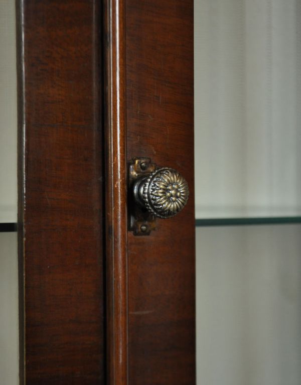 アンティークのキャビネット　アンティーク家具　小ぶりなアンティークの英国家具、コーナーガラスキャビネット。可愛いお花の入った取っ手がちょこんと付いています。(j-1270-f)