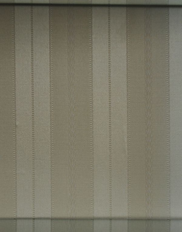 アンティークのキャビネット　アンティーク家具　小ぶりなアンティークの英国家具、コーナーガラスキャビネット。内側は新品の布地に張り替えてあります。(j-1270-f)