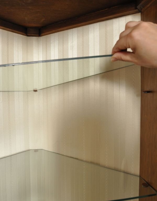 アンティークのキャビネット　アンティーク家具　小ぶりなアンティークの英国家具、コーナーガラスキャビネット。棚板もガラスです。(j-1270-f)