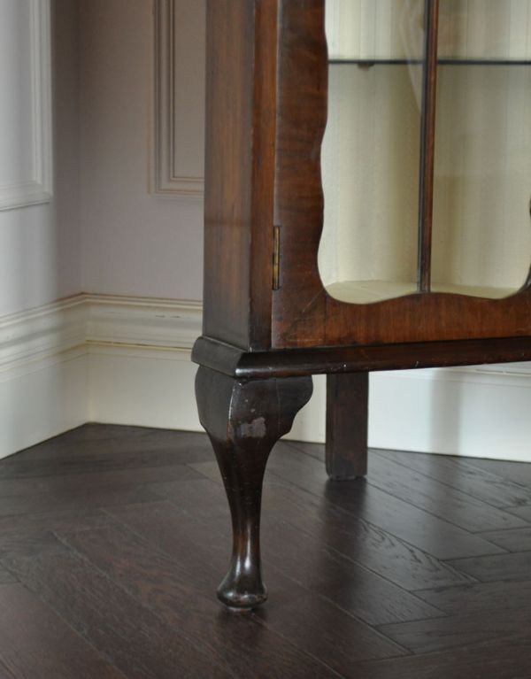 アンティークのキャビネット　アンティーク家具　小ぶりなアンティークの英国家具、コーナーガラスキャビネット。キャビネットをしっかり支えます。(j-1270-f)