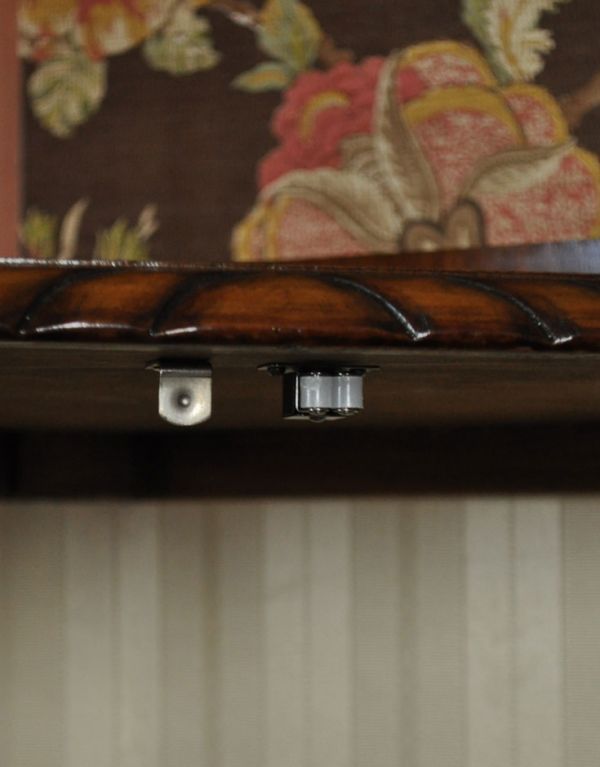 アンティークのキャビネット　アンティーク家具　小ぶりなアンティークの英国家具、コーナーガラスキャビネット。ローラーキャッチャーがあるので開閉はスムーズです。(j-1270-f)