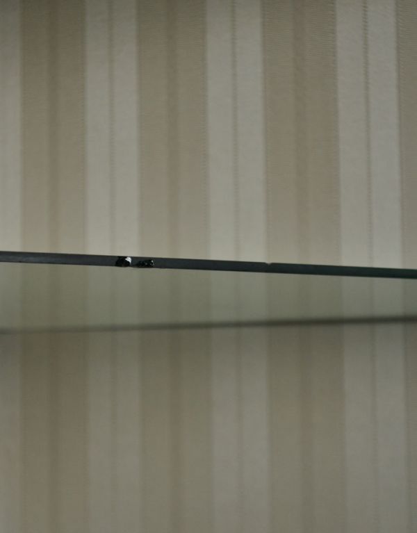 アンティークのキャビネット　アンティーク家具　小ぶりなアンティークの英国家具、コーナーガラスキャビネット。棚板の２枚に小さな傷がございます。(j-1270-f)