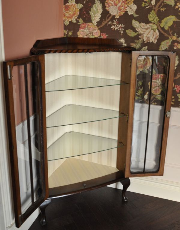 アンティークのキャビネット　アンティーク家具　小ぶりなアンティークの英国家具、コーナーガラスキャビネット。天板の塗装もキレイに仕上げました。(j-1270-f)