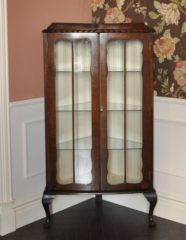 アンティークのキャビネット　アンティーク家具　小ぶりなアンティークの英国家具、コーナーガラスキャビネット。扉にはめ込まれたガラスもアンティークのもの。(j-1270-f)
