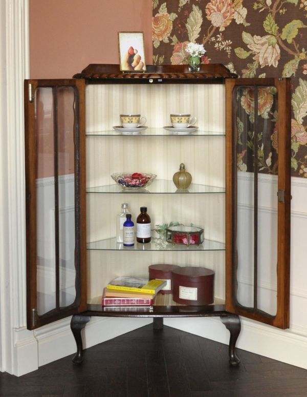 アンティークのキャビネット　アンティーク家具　小ぶりなアンティークの英国家具、コーナーガラスキャビネット。ガラス棚の棚板も三角形。(j-1270-f)