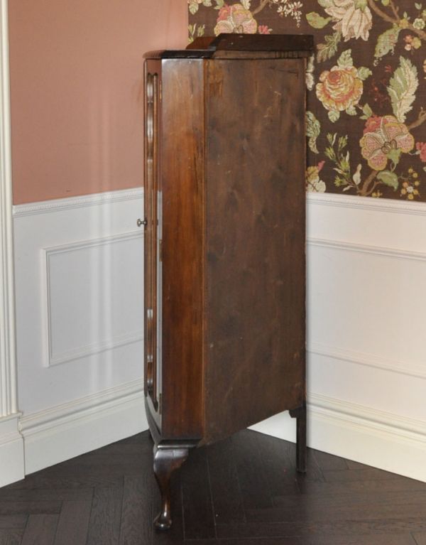 アンティークのキャビネット　アンティーク家具　小ぶりなアンティークの英国家具、コーナーガラスキャビネット。丈夫に作られているので、長くお使いいただけます。(j-1270-f)