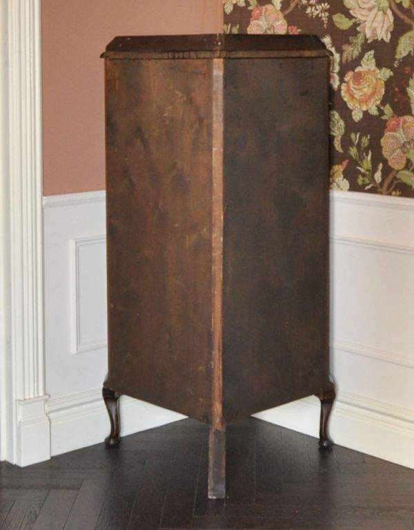 アンティークのキャビネット　アンティーク家具　小ぶりなアンティークの英国家具、コーナーガラスキャビネット。裏側もきちんとメンテナンスしているので、キレイな状態です。(j-1270-f)