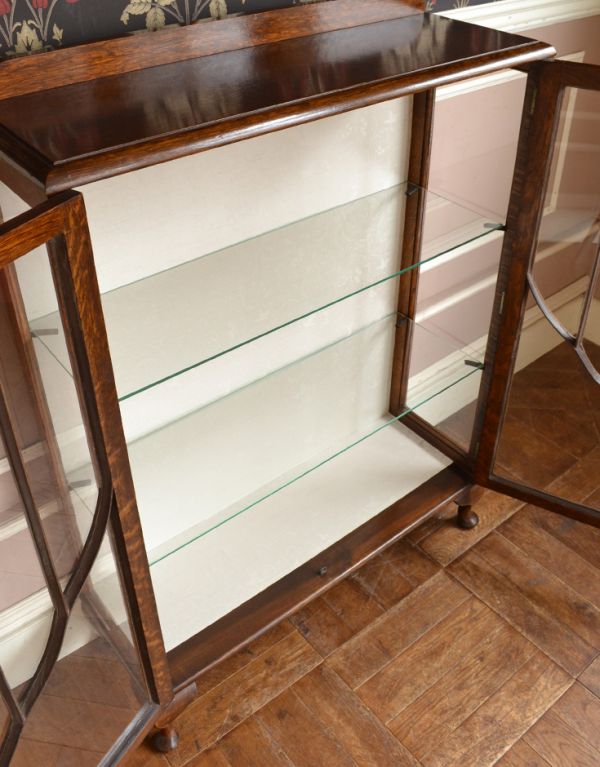 アンティークのキャビネット アンティーク家具 英国よりアンティークの木製家具、ガラスのショーケース。両開きで出し入れもしやすいですよ。(j-1273-f)