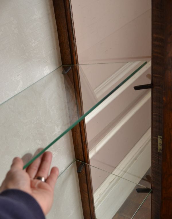 アンティークのキャビネット アンティーク家具 英国よりアンティークの木製家具、ガラスのショーケース。ガラスの棚板は可動です。(j-1273-f)