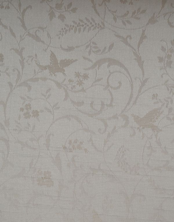 アンティークのキャビネット アンティーク家具 英国よりアンティークの木製家具、ガラスのショーケース。光沢がある優しい模様の入った新しい布地を貼っています。(j-1273-f)