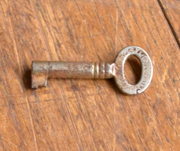 アンティークのキャビネット アンティーク家具 英国よりアンティークの木製家具、ガラスのショーケース。アンティークの可愛い鍵です。(j-1273-f)