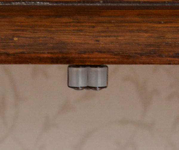 アンティークのキャビネット アンティーク家具 英国よりアンティークの木製家具、ガラスのショーケース。扉にはローラーキャッチャーが付いているので、開け閉めがスムーズです。(j-1273-f)