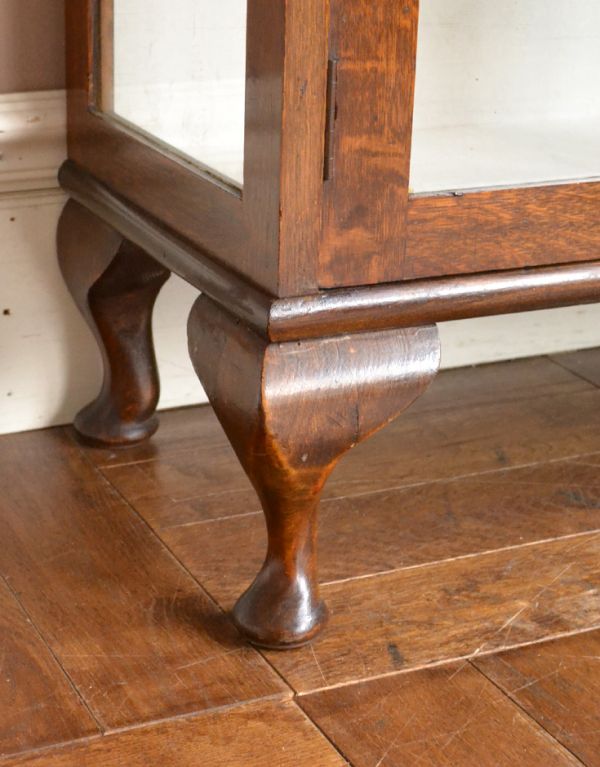 アンティークのキャビネット アンティーク家具 英国よりアンティークの木製家具、ガラスのショーケース。安定感のある脚がしっかり支えます。(j-1273-f)