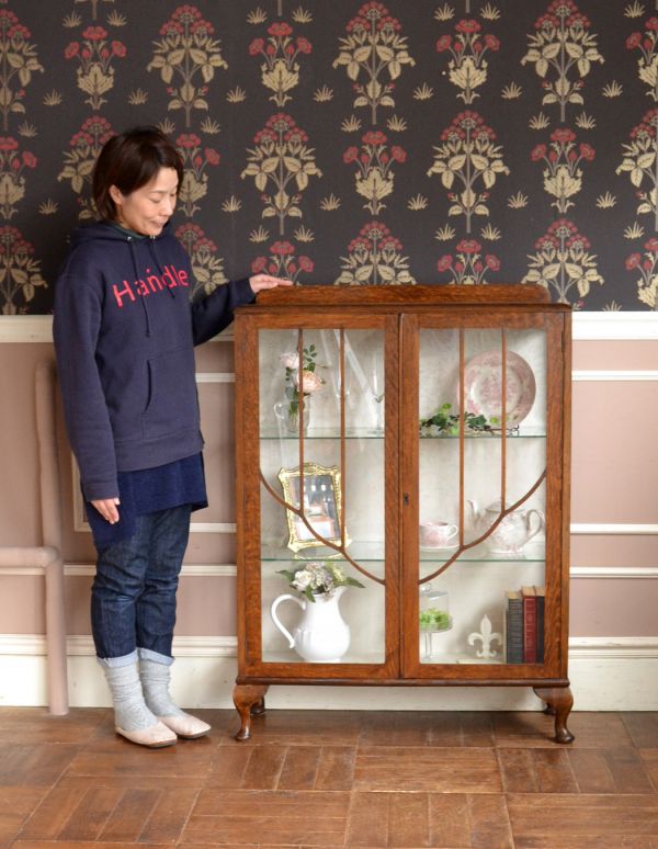アンティークのキャビネット アンティーク家具 英国よりアンティークの木製家具、ガラスのショーケース。ショーケースのように、お気に入りの雑貨や食器を並べてみましょう。(j-1273-f)