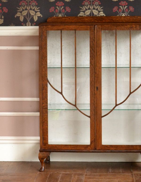 アンティークのキャビネット アンティーク家具 英国よりアンティークの木製家具、ガラスのショーケース。リビングや寝室、玄関などで試してみてください。(j-1273-f)