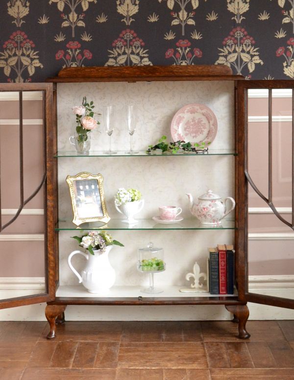 アンティークのキャビネット アンティーク家具 英国よりアンティークの木製家具、ガラスのショーケース。食器や写真立て、本やDVDなどなど、たくさん飾ればディスプレイの幅が広がります!ガラスが大きいので、中に飾ったものがいい感じに見えてオシャレになります。(j-1273-f)
